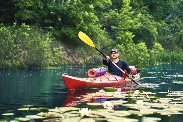 Gruppe Junger Leute Auf Kajakausflug Rafting Auf Dem Fluss — Stockfoto