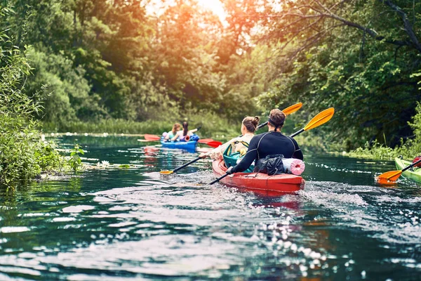 Gruppe Junger Leute Auf Kajakausflug Rafting Auf Dem Fluss — Stockfoto