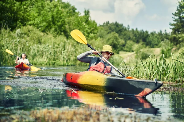 Gruppe Junger Leute Auf Kajakausflug Rafting Auf Dem Fluss — Stockfoto