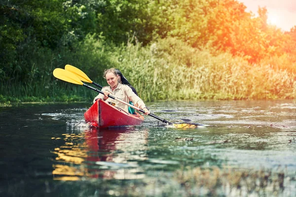 Bir Grup Genç Kanoyla Nehirde Rafting Yapıyor — Stok fotoğraf