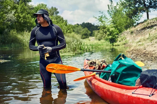 Bir Grup Genç Kanoyla Nehirde Rafting Yapıyor — Stok fotoğraf