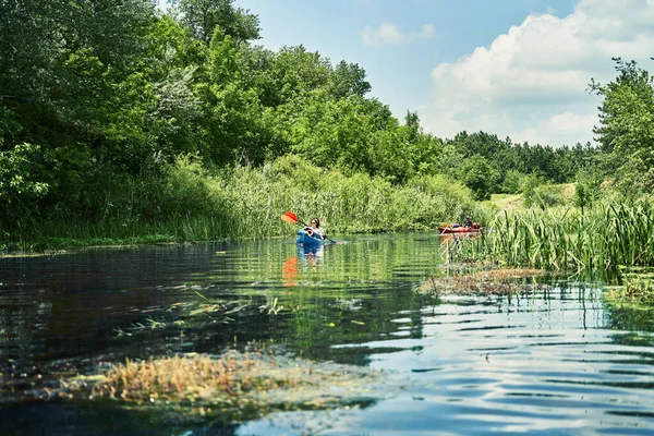 Група Молодих Людей Байдарці Вигулює Річці — стокове фото