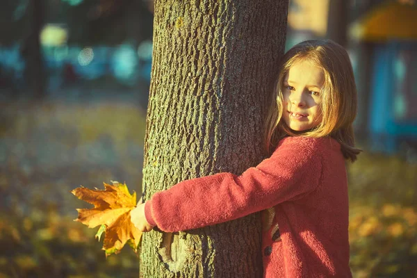 Niña Con Hoja Amarilla Niño Jugando Con Hojas Doradas Otoño — Foto de Stock