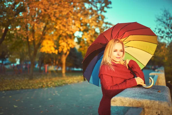 Potret Luar Ruangan Wanita Muda Dengan Payung Berwarna Warni — Stok Foto