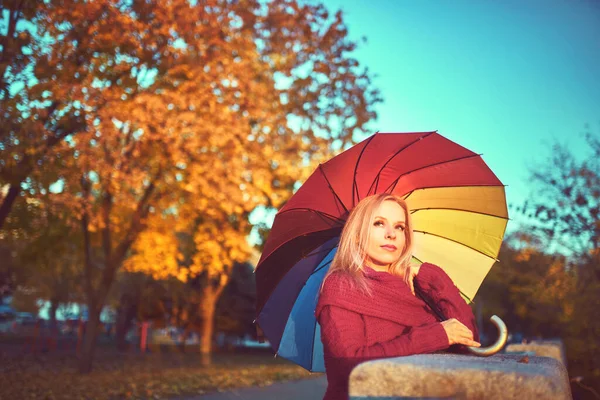 Außenporträt Einer Jungen Frau Mit Buntem Regenschirm — Stockfoto