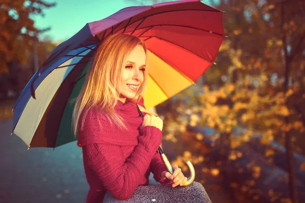 Utomhus Porträtt Ung Kvinna Med Färgglada Paraply — Stockfoto
