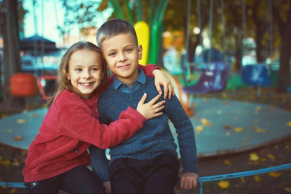 Twee Schattige Lachende Kinderen Heldere Truien Lopen Samen Een Park — Stockfoto