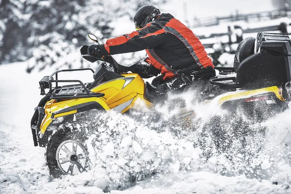 Piloto Dirigindo Corrida Quadbike Inverno Floresta — Fotografia de Stock