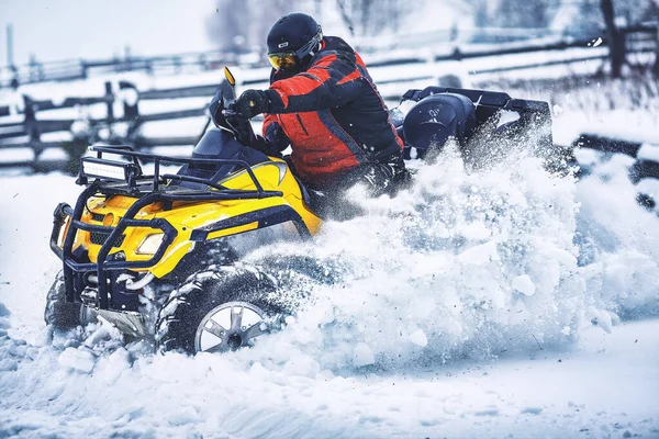 Rider Οδήγηση Στο Quadbike Αγώνα Χειμώνα Στο Δάσος — Φωτογραφία Αρχείου