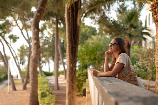 Sorridente Adorabile Signora Guardando Paesaggi Mozzafiato Brac Island Mentre Appoggiato — Foto Stock