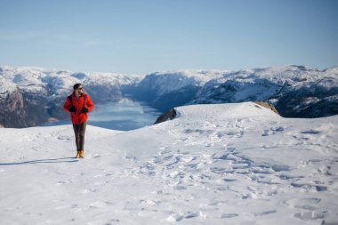 Karlı dağın tepesinde sırt çantasıyla gezen yürüyüşçü, İskandinav doğasına hayran. Genç beyaz adam İskandinav ülkesine kış yolculuğunun tadını çıkarıyor. Seyahat ve varış yeri