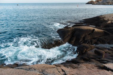 Kıyıya vuran dalgalarla birlikte kayalık sahil şeridi. Lofoten Adaları, Norveç