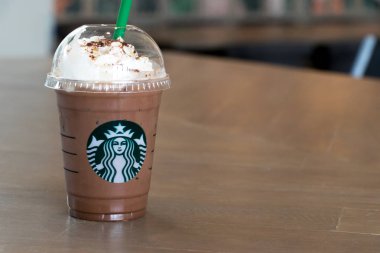 Ayutthaya, Tayland - 26 Aralık 2017 - Starbucks soğuk çikolata meşrubatının kırbaç krem plastik kap içinde. Bu en büyük kahve zinciri deposudur.