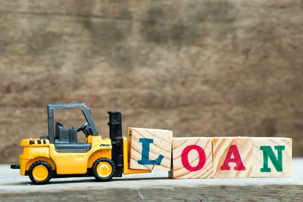 Gelbe Spielzeug Gabelstapler Halten Buchstabe Block Wort Darlehen Auf Holz — Stockfoto