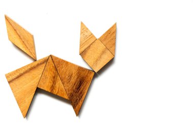 Ahşap tangram bulmacanın içinde yürüyüş veya şekil beyaz arka plan üzerinde çalışan kedi