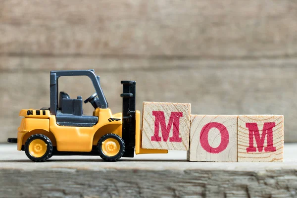 Іграшковий Жовтий Навантажувач Тримає Блок Літери Щоб Завершити Слово Мама — стокове фото