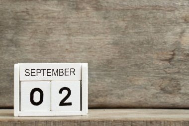 Mevcut Tarih 2 ve ay Eylül ahşap arka plan üzerinde beyaz blok takvim