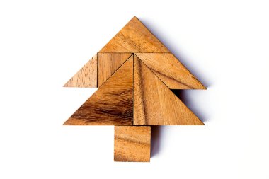 Beyaz arka plan üzerinde ağaç şeklinde ahşap tangram bulmacanın