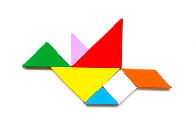 Kuş şekli beyaz arka plan üzerinde uçan renk ahşap tangram bulmacanın
