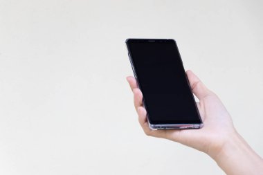 Bangkok, Tayland - 26 Aralık 2017 kadın kahverengi beton duvar arka plan üzerinde Samsung Galaxy Not 8 tutun, bu cep telefonu android işletim sistemi kullanmak.