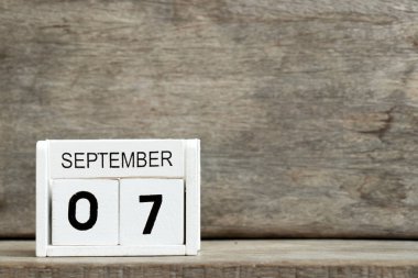 Beyaz Blok takvimi sunum tarihi 7 ve Eylül tahta zemin üzerinde