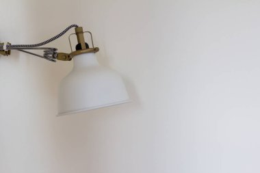 Duvar arka plan üzerinde Asjustable beyaz lamba