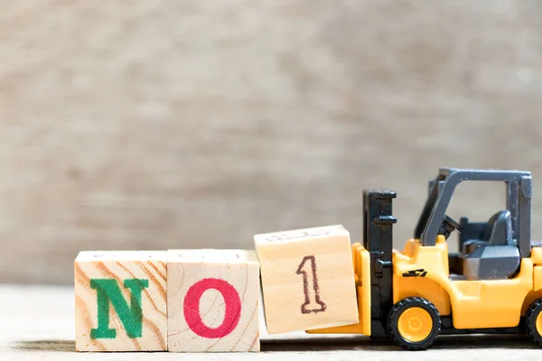 Spielzeug Gabelstapler Halten Buchstabenblock Wort Auf Holz Hintergrund Konzept Der — Stockfoto