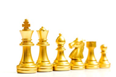 Altın satranç taşını beyaz arka plan üzerinde bir satırda (Kral, Kraliçe, Piskopos, şövalye, kale, piyon) standı