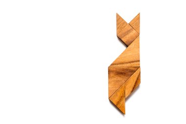 Ahşap tangram bulmacanın içinde şekil beyaz arka plan üzerinde oturan kedi