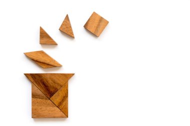 Beyaz arka plan üzerinde sihirli şapka şeklinde ahşap tangram bulmacanın