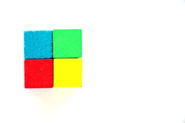 Yeşil, mavi, sarı, Kızıl Meydan ahşap montajı için büyük kare beyaz arka plan üzerinde