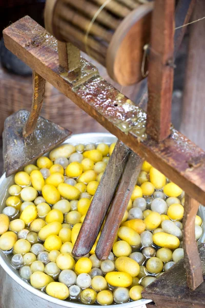 İpek makaralama için vintage yöntemi ve sıcak su arka planda sarı ve beyaz koza kapandı