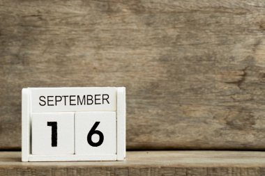 Mevcut tarih 16 ve ay Eylül ahşap arka plan üzerinde beyaz blok takvim