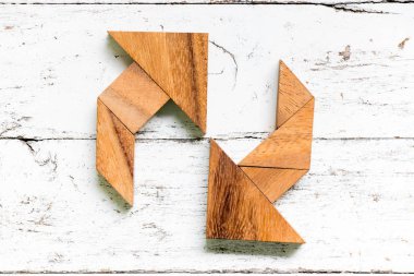 Tangram bulmacanın içinde dolaşan eski beyaz ahşap arka plan (yenileme, yeniden yükle veya geri dönüşüm kavramı üzerinde ok şekli)