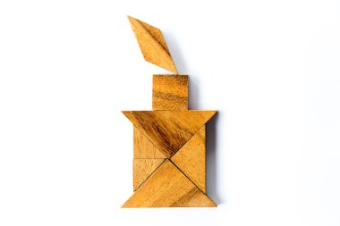 Beyaz arka plan üzerinde mum şeklinde ahşap tangram bulmacanın