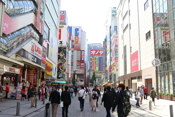 日本东京 2017年4月30日 人们步行在秋叶原区在东京被称为电镇和位于日本文化的动漫和玩具 — 图库照片
