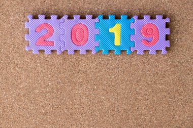 Alfabe puzzle Word 2019 mantar pano arka plan üzerinde köpük