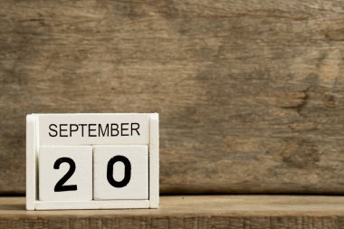 Mevcut tarih 20 ve ay Eylül ahşap arka plan üzerinde beyaz blok takvim