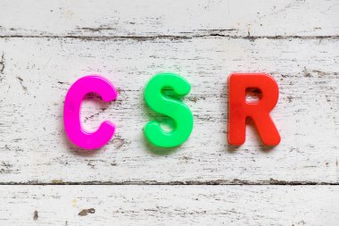 Word'de KSS (kurumsal sosyal sorumluluk kısaltma) grunge eski beyaz tahta arka plan renk alfabesi