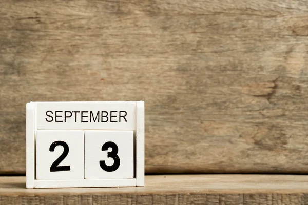 Mevcut tarih 23 ve ay Eylül ahşap arka plan üzerinde beyaz blok takvim