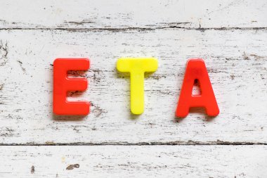 Word'de Eta (Abbbreviation, tahmini zaman, varış) grunge eski beyaz tahta arka plan rengi alfabesi