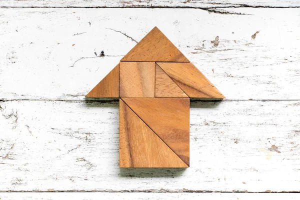 Eski Beyaz ahşap zemin üzerinde yön ok şeklinde bulmaca Tangram