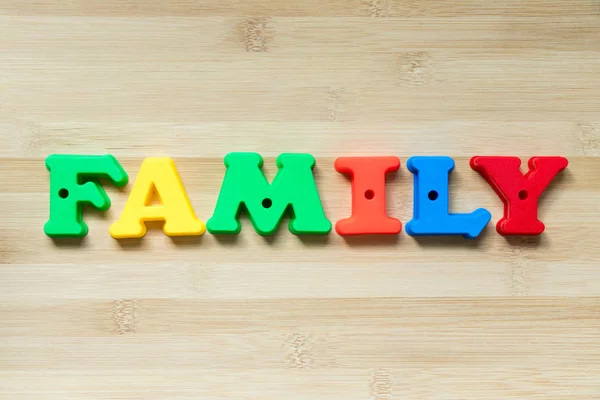 Colore Alfabeto Plastica Famiglia Parole Sfondo Legno — Foto Stock