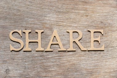 Alfabe Word'de paylaşmak ahşap arka plan üzerinde