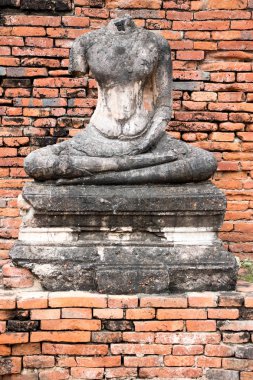 Kırmızı tuğla arka plan Ayutthaya, Tayland tapınak ile eski kırık Buda heykeli