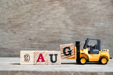 Tam sözcük 9 Ağustos ahşap arka plan üzerinde oyuncak forklift tutun bloğuna G (kavramı için takvim tarihi ay Ağustos)