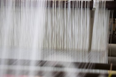 Tezgahın beyaz iplik arkaplanı ile kapatılmış