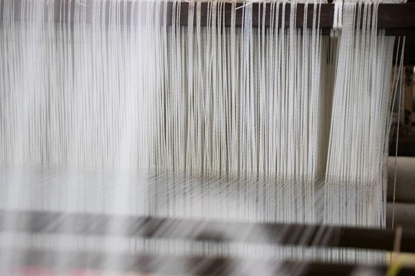 Tezgahın beyaz iplik arkaplanı ile kapatılmış