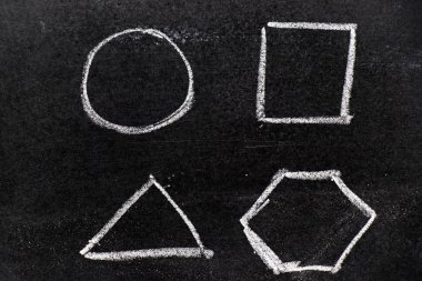 El geometrik şekil (daire, üçgen, kare, altıgen) olarak kara tahta arka plan çizimi tebeşir