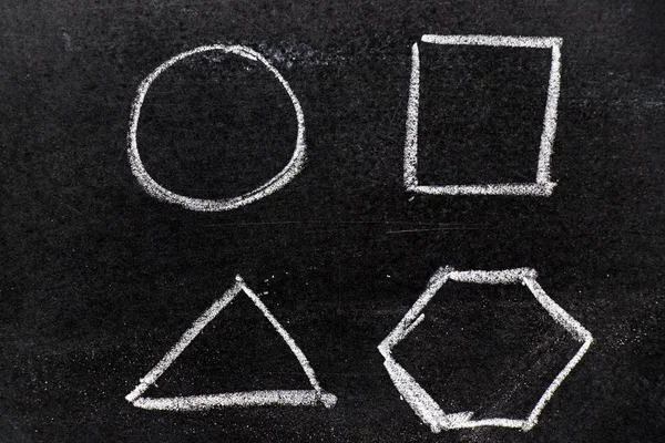 在黑板背景上的粉笔手绘为几何形状 三角形 正方形 六边形 — 图库照片